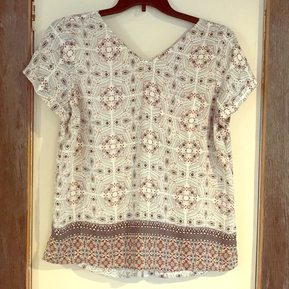 Short sleeve blouse.